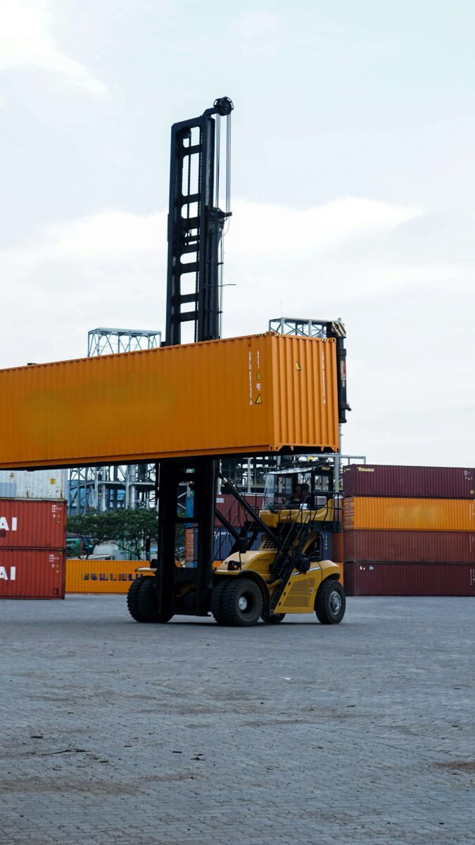 forklift loading container (1)